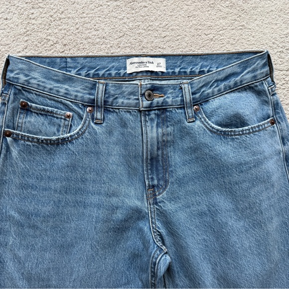 Abercrombie & Fitch Ultra Loose Rise Jeans Women’s Medium Wash Size 27 Jean - Picture 2 of 7